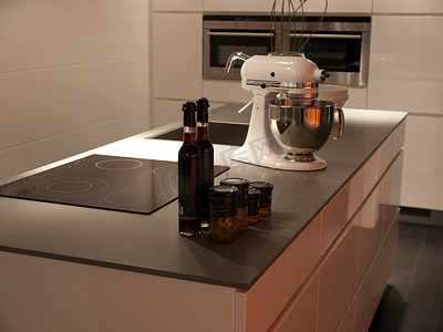 水槽广告摄影照片_现代风格时尚设计白色厨房