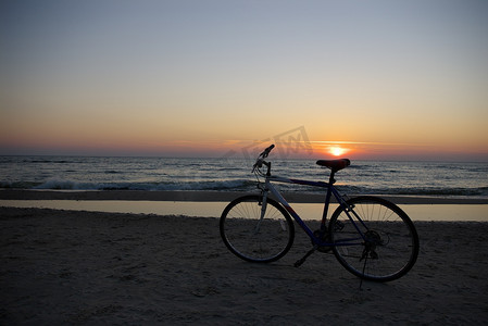 自行车座摄影照片_自行车座上的太阳