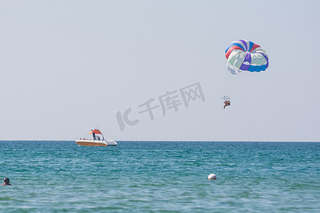 黑海沿岸降落伞上的海上小船
