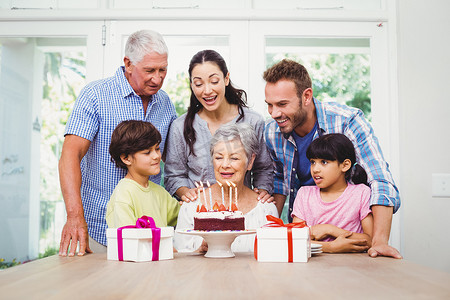 奶奶生日聚会期间的幸福家庭