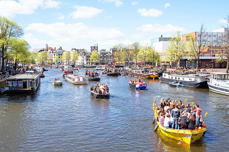 阿姆斯特丹 — 4 月 27 日： 人们在阿姆斯特丹庆祝国王日