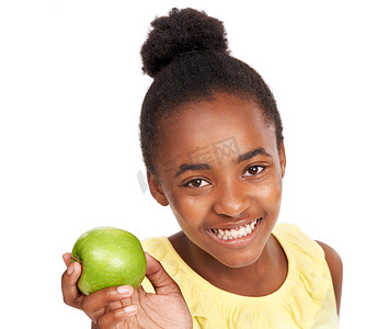 每天一个苹果......一个年轻的非洲裔美国女孩拿着一个苹果的工作室肖像被隔离在白色。