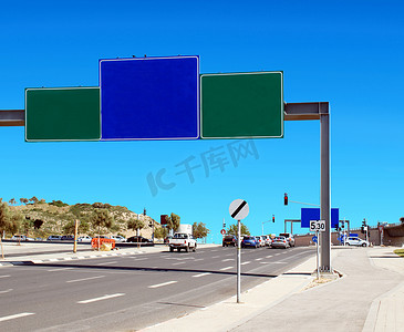 美团招牌摄影照片_在高速公路附近的空白的 RoadSign