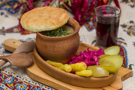 格鲁吉亚传统食品 Lobio 或腰子和扁豆汤，配以采摘的蔬菜和红酒。