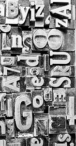 偏移量摄影照片_金属型印刷机排版过时的版式文本字母
