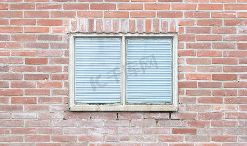 带窗户的砖墙摄影照片_带窗户的旧复古砖墙