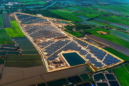定位飞机摄影照片_太阳能农场太阳能电池板