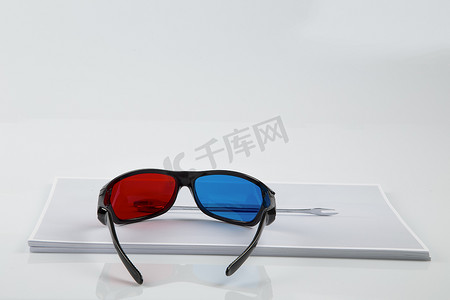 红蓝公众号摄影照片_3D 打印：黑色 3D 立体红蓝眼镜和纸质打印扳手