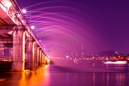 韩国首尔盘浦大桥的彩虹喷泉表演。