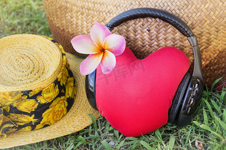 红心通过带粉色花的耳机听音乐