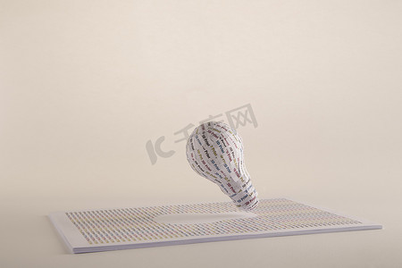 原型摄影照片_CYMK 3D 打印概念：灯泡，从概念到实体模型