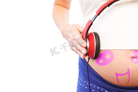 孕妇在颠簸处拿着耳机的合成图像
