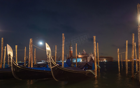圣乔治马焦雷和大运河在夜间威尼斯 - 意大利