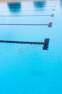 游泳池中的蓝色水波