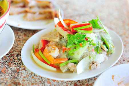 粉条线稿摄影照片_柔光下的粉条沙拉泰国菜