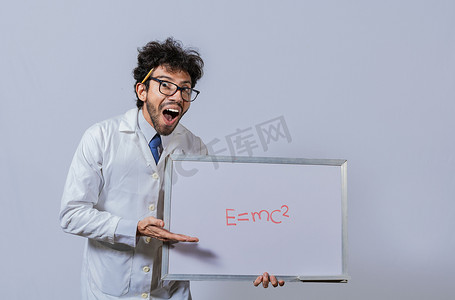 物理教授拿着带有数学公式的白板。