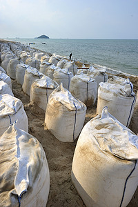 沿宋卡海滩的沙袋，以防止猛烈的海浪