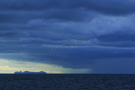 苏梅岛背景摄影照片_下雨前有云的苏梅岛海