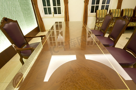 炭板摄影照片_带皮革炭饰的大型桃花心木会议室桌