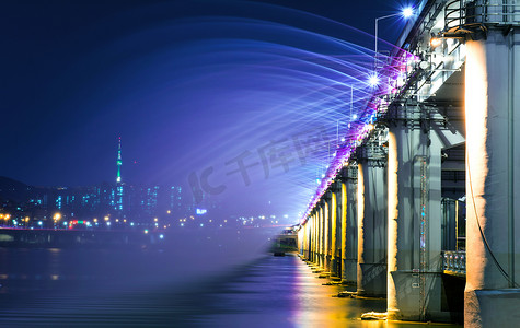 韩国首尔盘浦大桥的彩虹喷泉表演。
