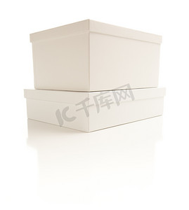 堆叠的白色盒子，盖子在背景上被隔离