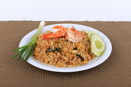 白盘白背景虾蔬菜炒饭，泰国菜