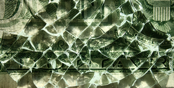 美国危机摄影照片_破裂玻璃下的美元细节（美元）