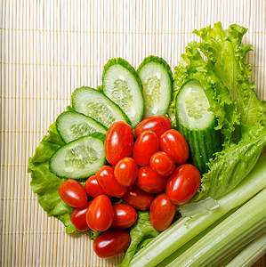 生菜、黄瓜、西红柿和芹菜