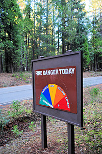 火灾危险摄影照片_火灾危险标志在森林里