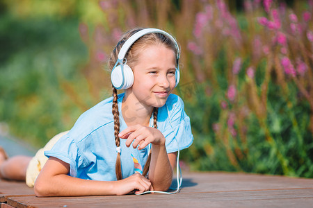 小可爱女孩在公园里听音乐