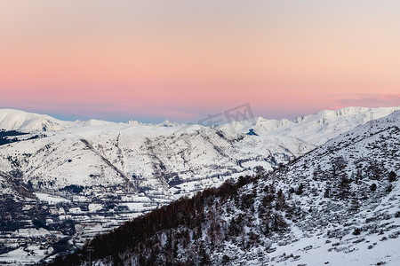 冬季雪下圣拉里苏兰山的景色