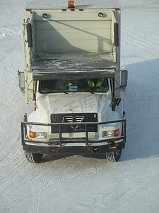 一辆卡车在雪地上行驶在白雪上