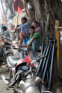 印度男子在加尔各答马利克集市一家卖汽车零件的商店外