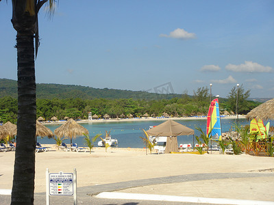 庄子逍遥游大鹏摄影照片_牙买加逍遥湾美丽的海滩景观