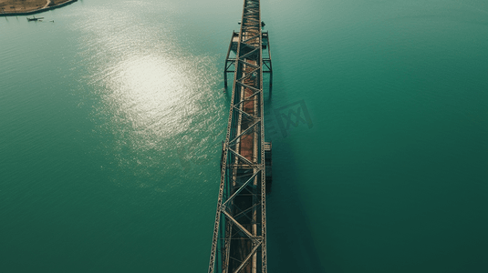 俯瞰水面上的一座桥
