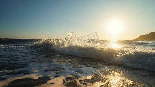 阳光照在水面上，海浪拍打着海滩