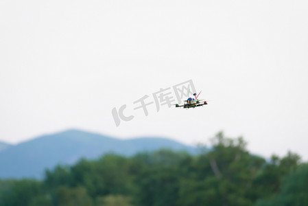 国产飞机摄影照片_自制赛车四轴飞行器 FPV 相机无人机银行飞过去。