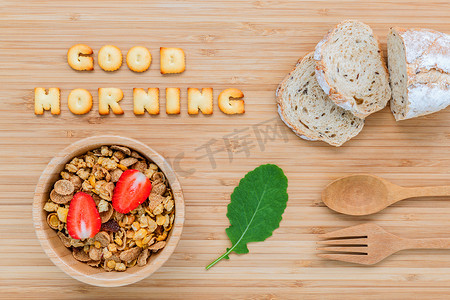 早上好概念 — 木碗里的麦片，配草莓和