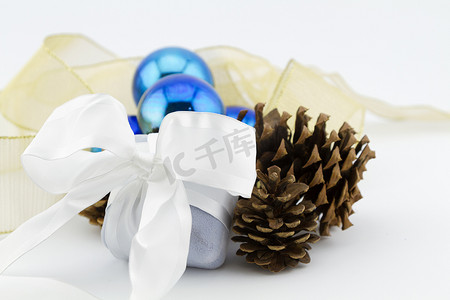 与丝带和蓝色玻璃球的圣诞节首饰礼物