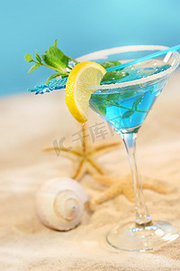 夏季柠檬果汁摄影照片_蓝色热带夏季饮品