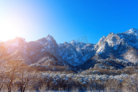 雪岳山在冬天被雪覆盖，韩国。