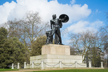 英国伦敦海德公园摄影照片_英国伦敦海德公园的阿喀琉斯雕像，献给杜