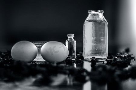 三包药草和成分，用于对抗木质表面的头皮屑，在玻璃碗中充分混合，其中包括蓖麻油、椰子油和鸡蛋。