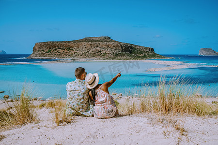 希腊克里特岛巴洛斯海滩的情侣，希腊岛上最美丽的海滩之一