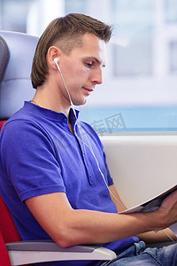 乘火车旅行的快乐凯加斯游客听音乐