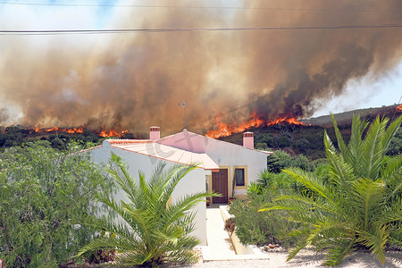 建筑学摄影照片_巨大的森林大火威胁着葡萄牙的家园