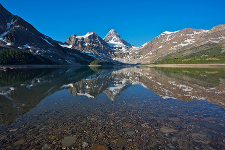 山摄影照片_有反射的阿西尼博因山，加拿大落基山脉