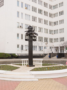 200美金摄影照片_俄罗斯阿纳帕 — 2016 年 3 月 9 日：度假村“DILUCH”正门的普希金纪念碑，于 1999 年为他诞辰 200 周年而建