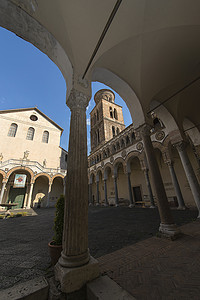 萨勒诺大教堂：庭院