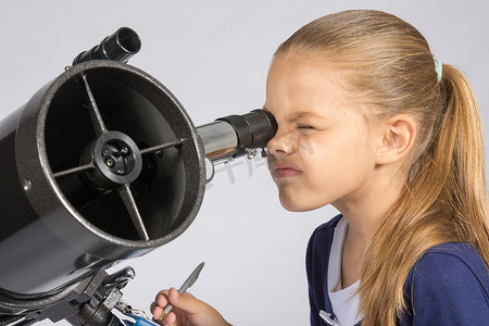 这位年轻的天文学家通过望远镜的目镜观察并记录结果